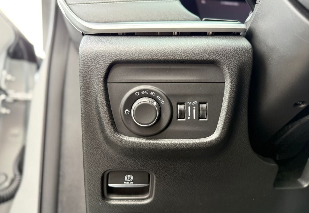 Used 2025 Jeep Grand Cherokee Altitude AWD/4WD image 22