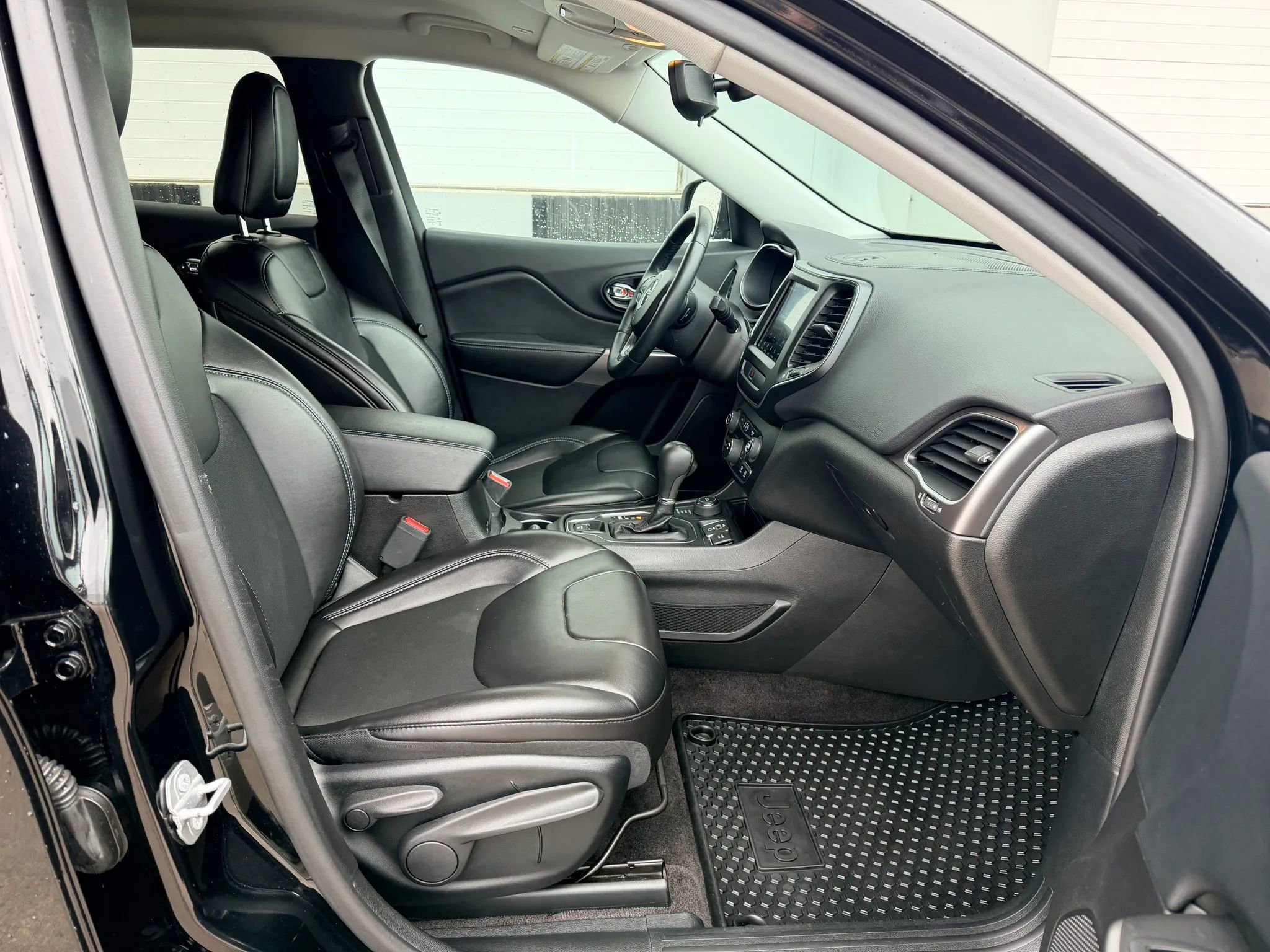 Used 2019 Jeep Cherokee Latitude Plus w/ Cold Weather Group AWD/4WD image 15