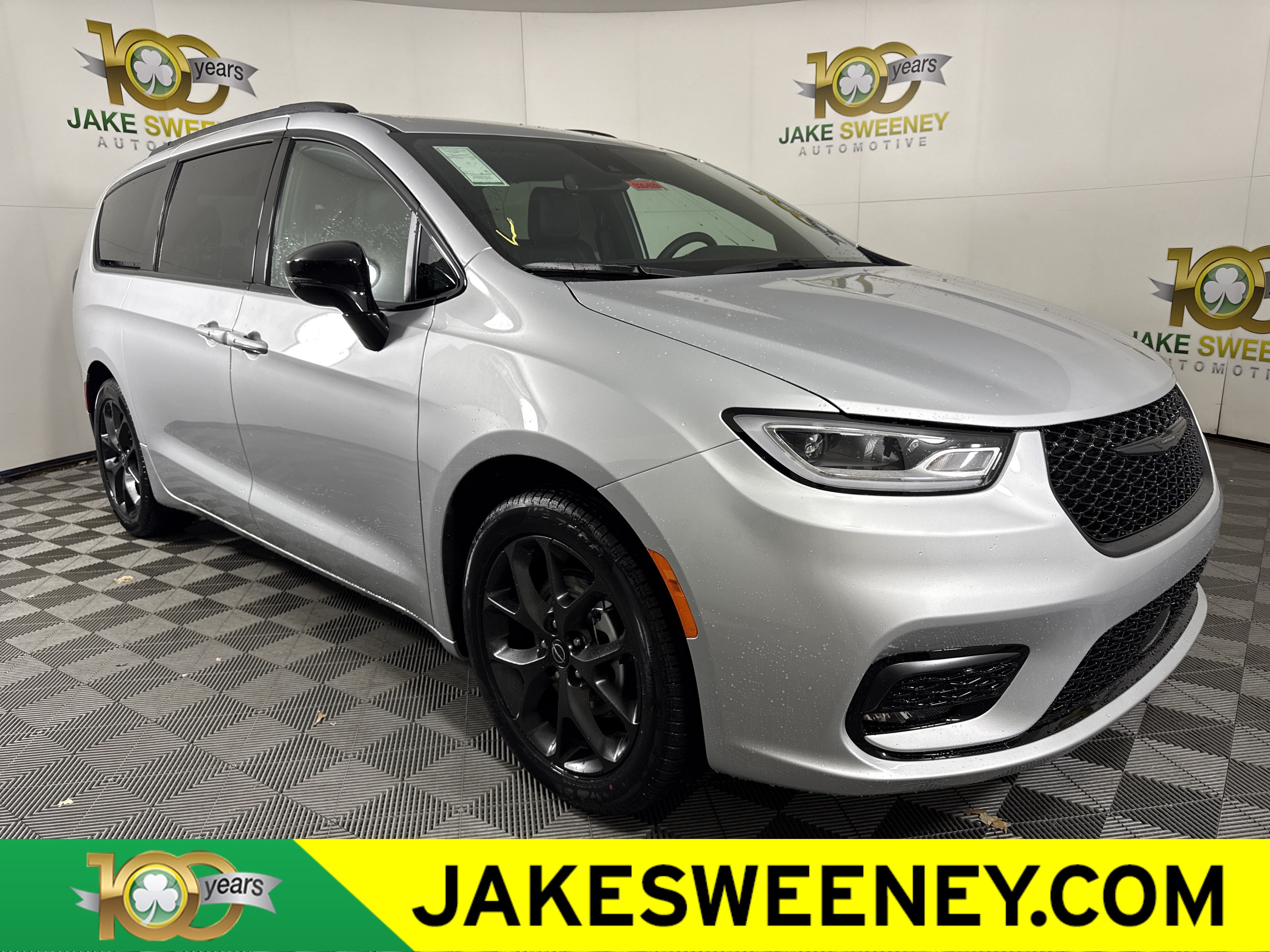 New 2026 Chrysler Pacifica Select w/ S Appearance Package