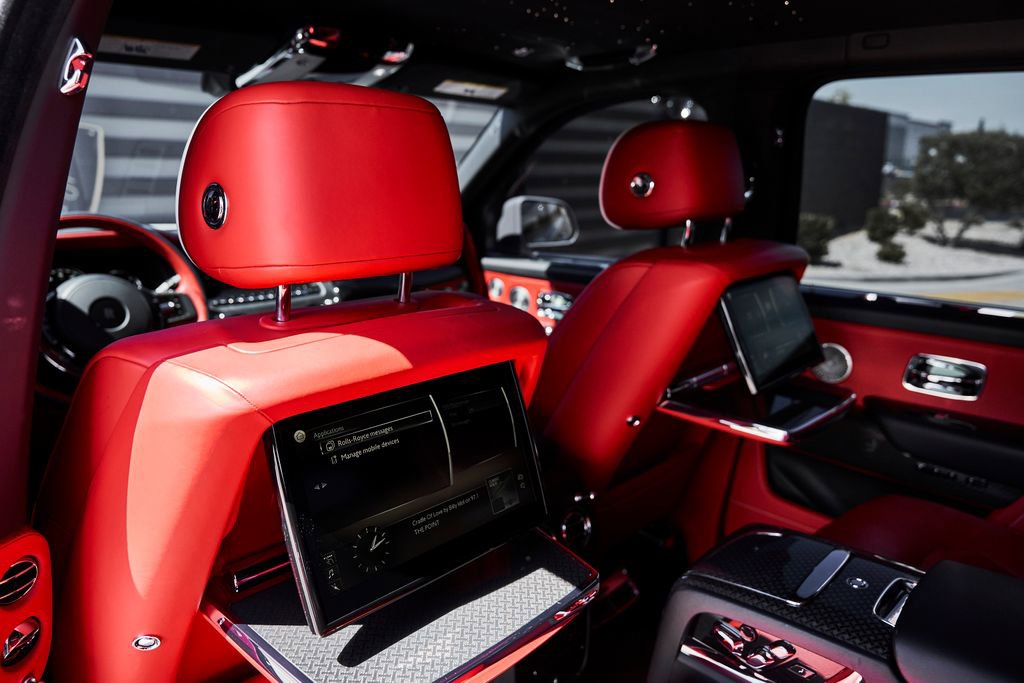 Used 2024 Rolls-Royce Cullinan Black Badge w/ Dark Exterior Package image 43