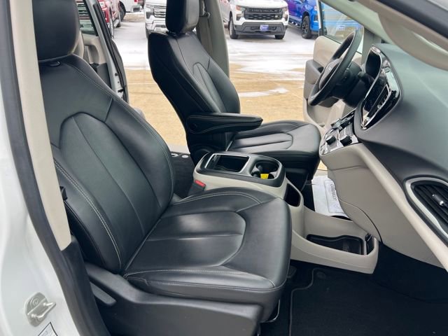Used 2024 Chrysler Pacifica Touring-L image 16