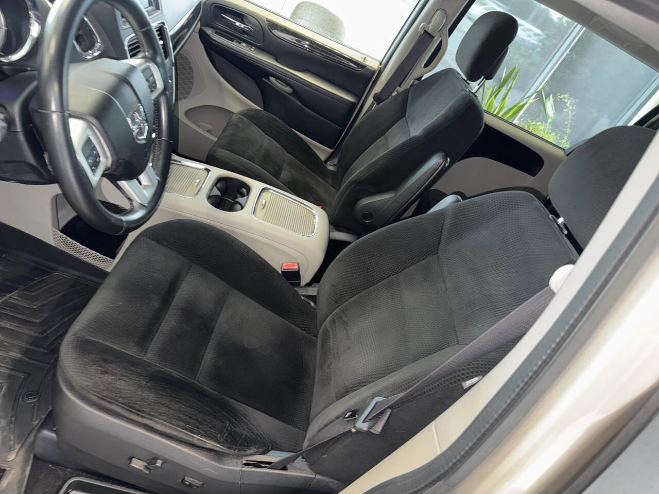 Used 2016 Dodge Grand Caravan SXT w/ Rear Park Assist Package FWD image 21