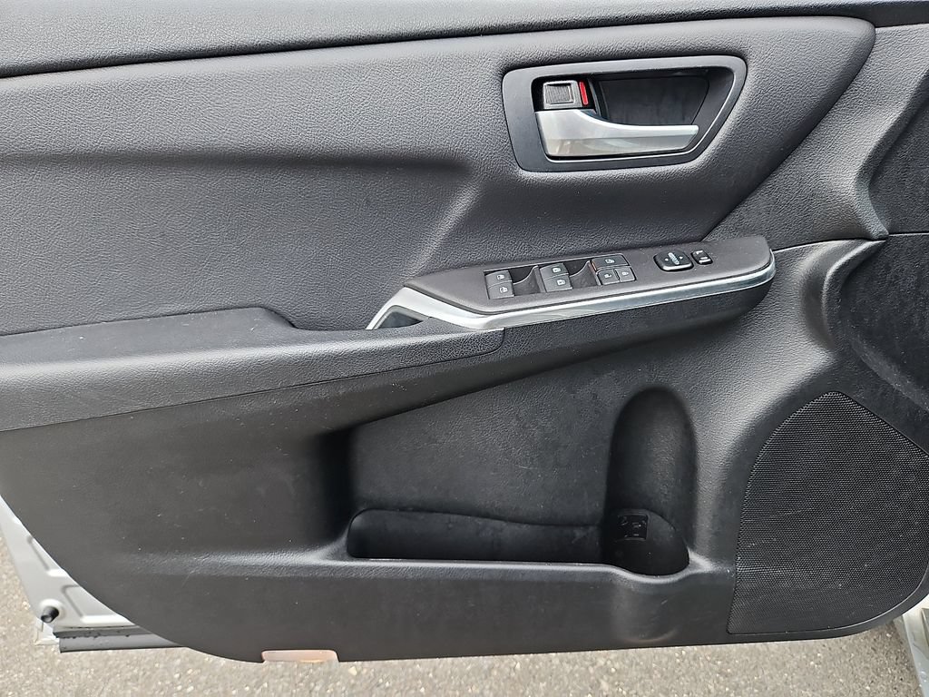 Used 2017 Toyota Camry SE w/ Moonroof Package FWD image 13