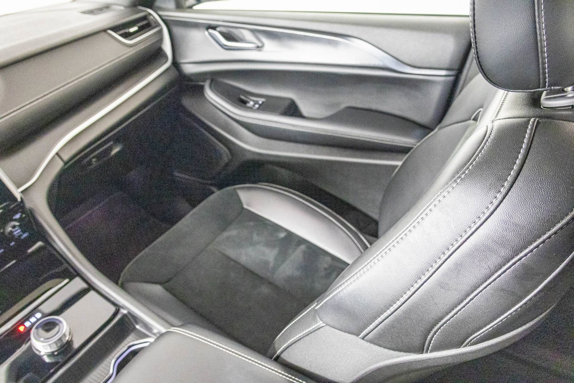 Used 2025 Jeep Grand Cherokee Altitude image 33