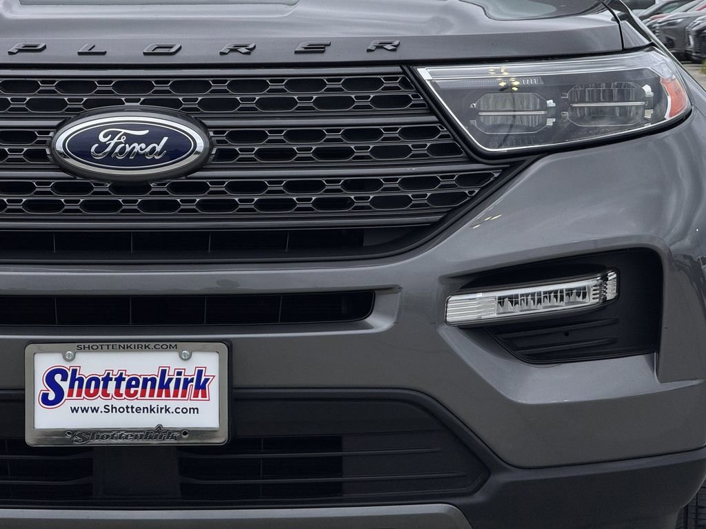 Used 2023 Ford Explorer XLT w/ Equipment Group 202A image 5