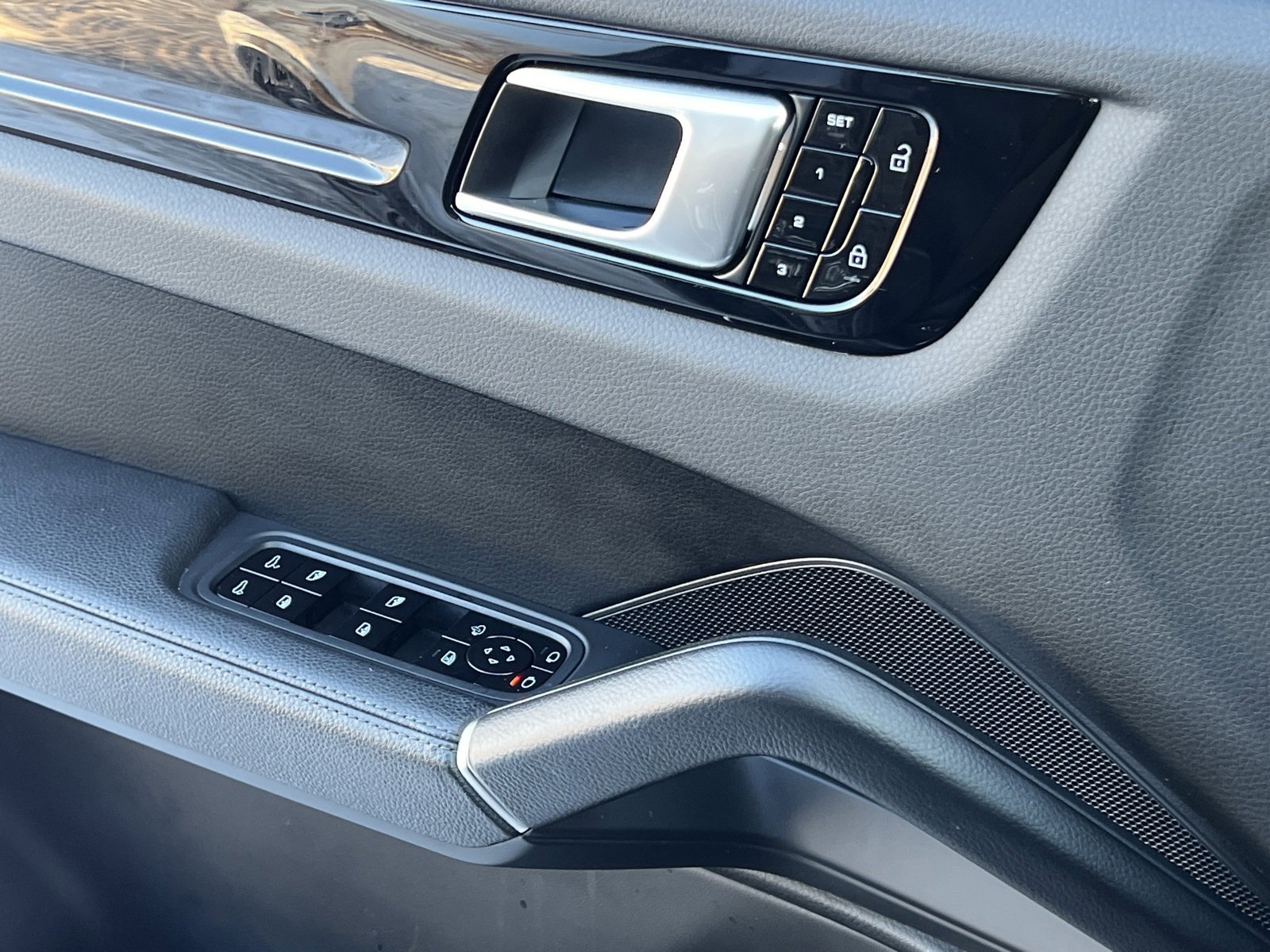 Certified 2021 Porsche Cayenne Coupe image 30