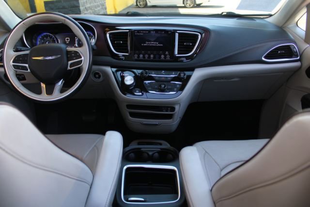 Used 2020 Chrysler Pacifica Limited FWD image 15