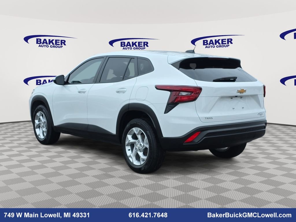 Used 2024 Chevrolet Trax LS w/ LS Convenience Package image 5