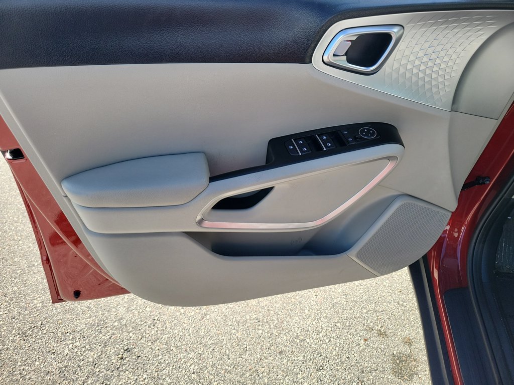 Used 2025 Kia Soul LX FWD image 19