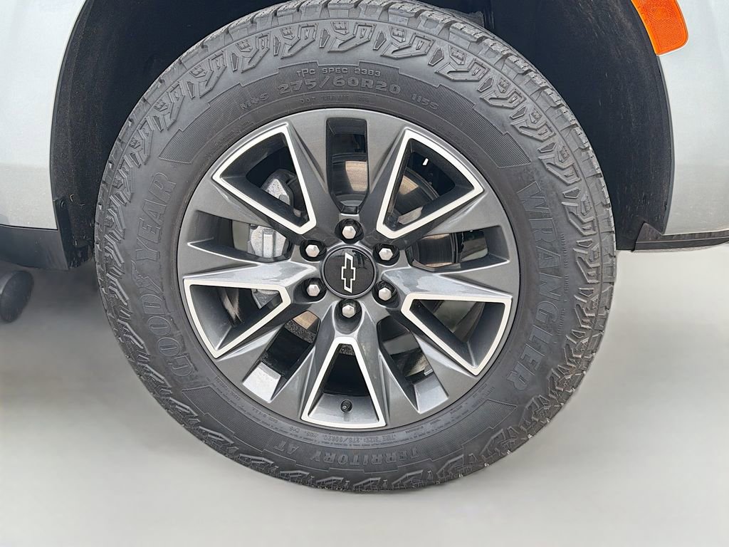 Used 2024 Chevrolet Tahoe Z71 w/ Luxury Package AWD/4WD image 32