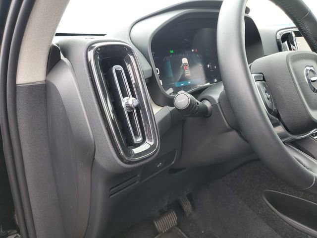 Used 2025 Volvo XC40 B5 Core image 18