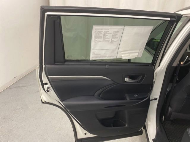 Used 2018 Toyota Highlander SE image 31
