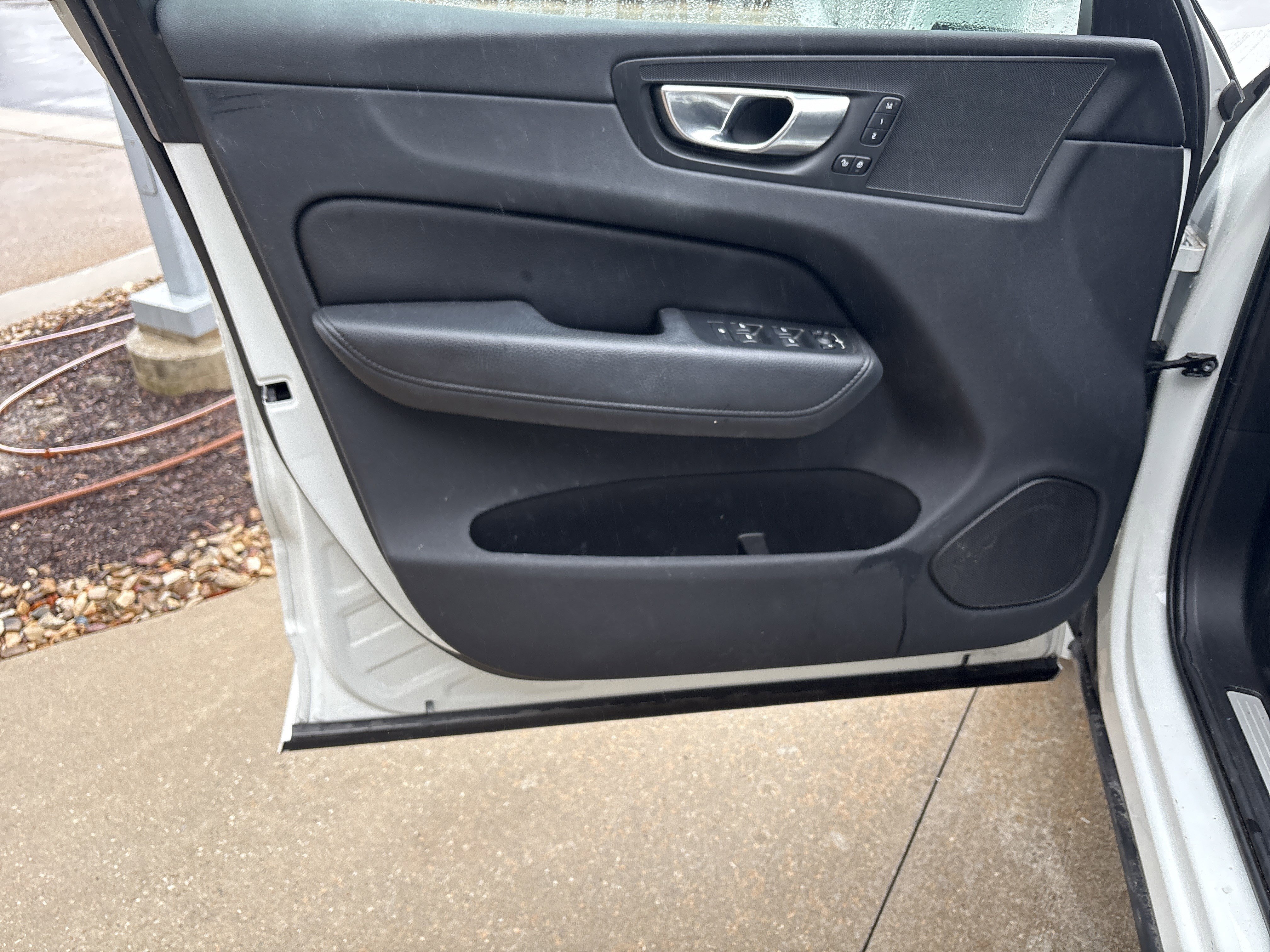 Used 2022 Volvo XC60 B5 Momentum w/ Climate Package image 13