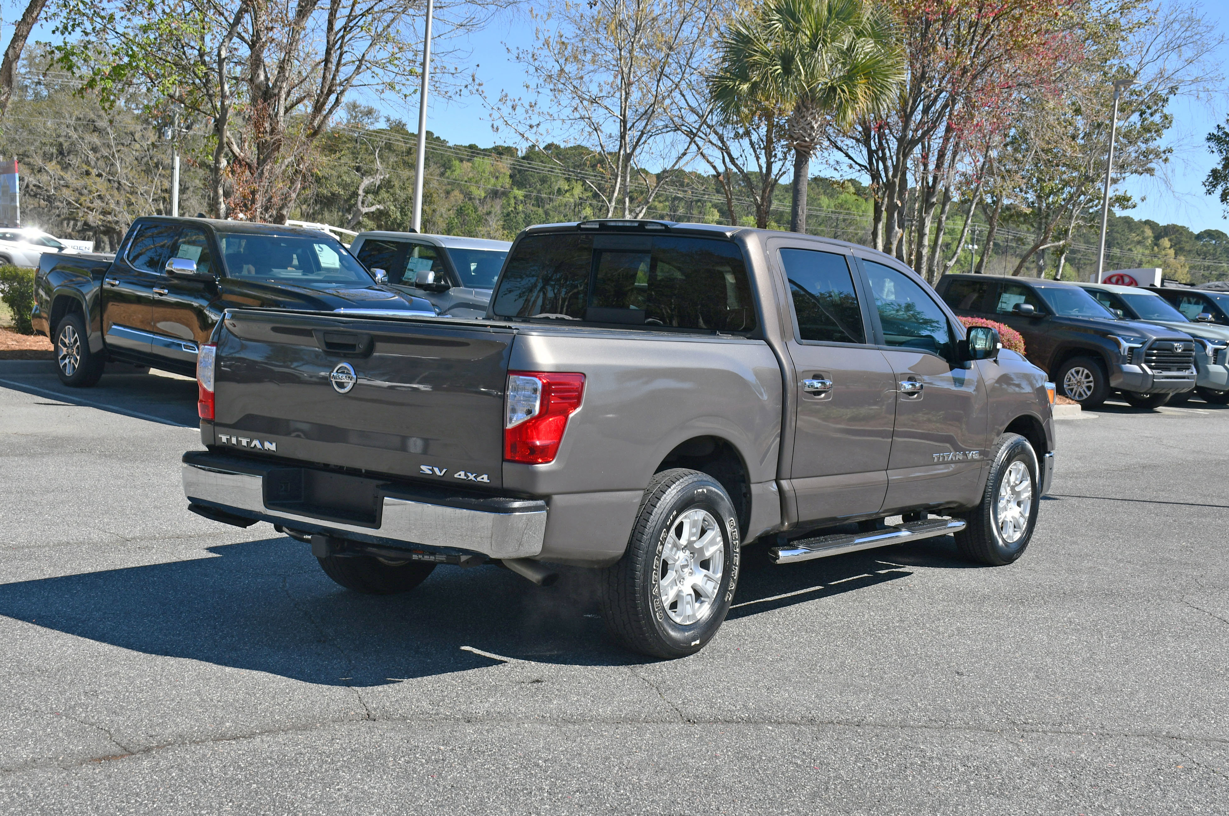 Used 2019 Nissan Titan SV image 4
