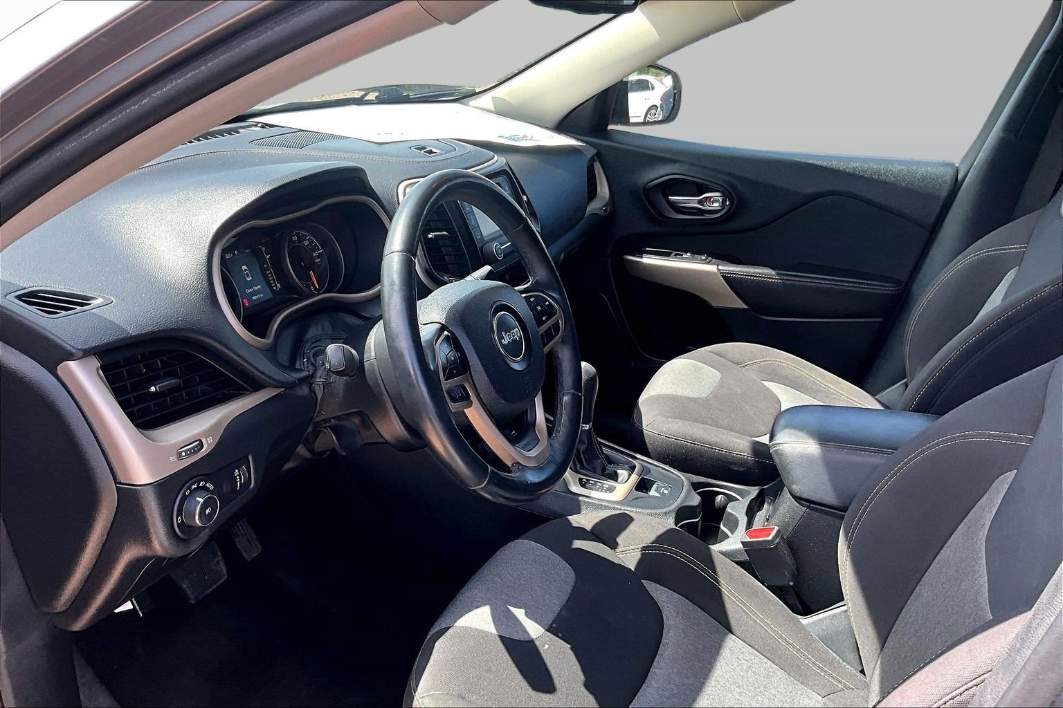 Used 2018 Jeep Cherokee Latitude w/ Altitude Package image 9