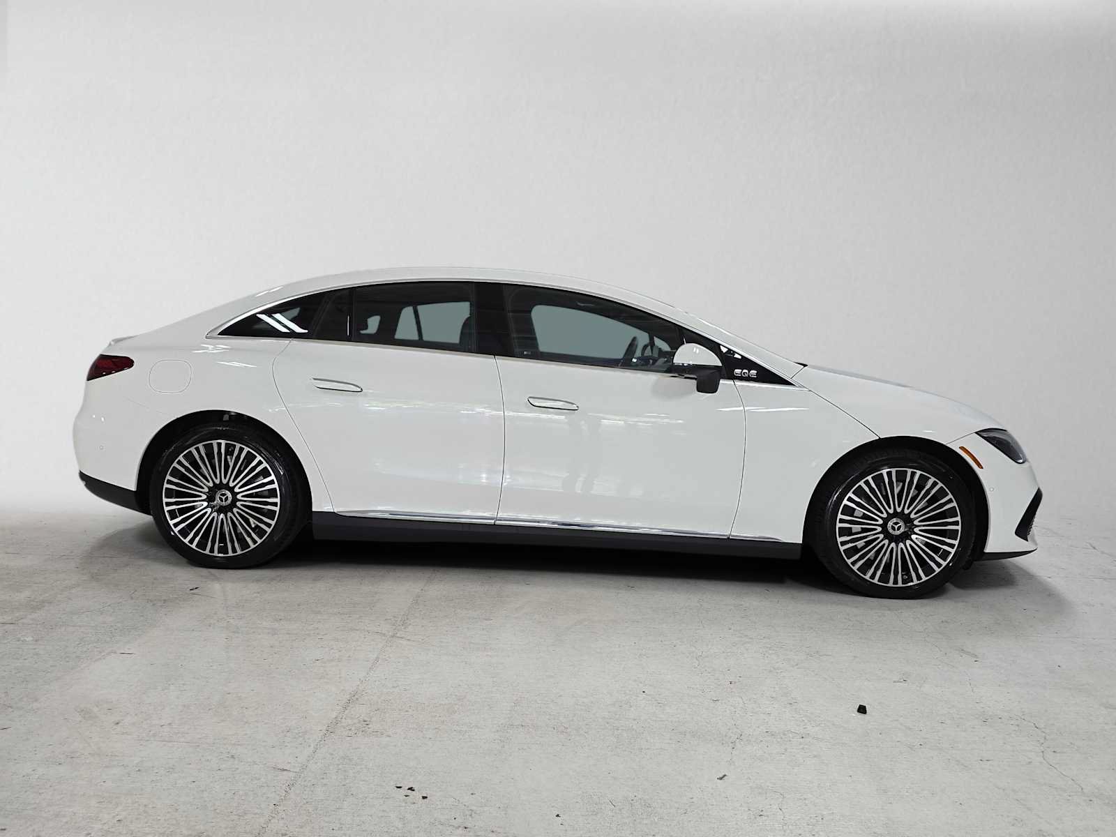 New 2026 Mercedes-Benz EQE 320 4MATIC Sedan image 2