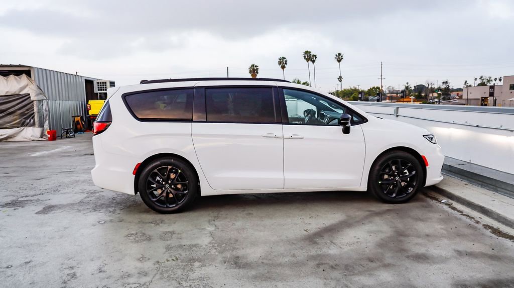 New 2026 Chrysler Pacifica Limited w/ S Appearance Package FWD image 13