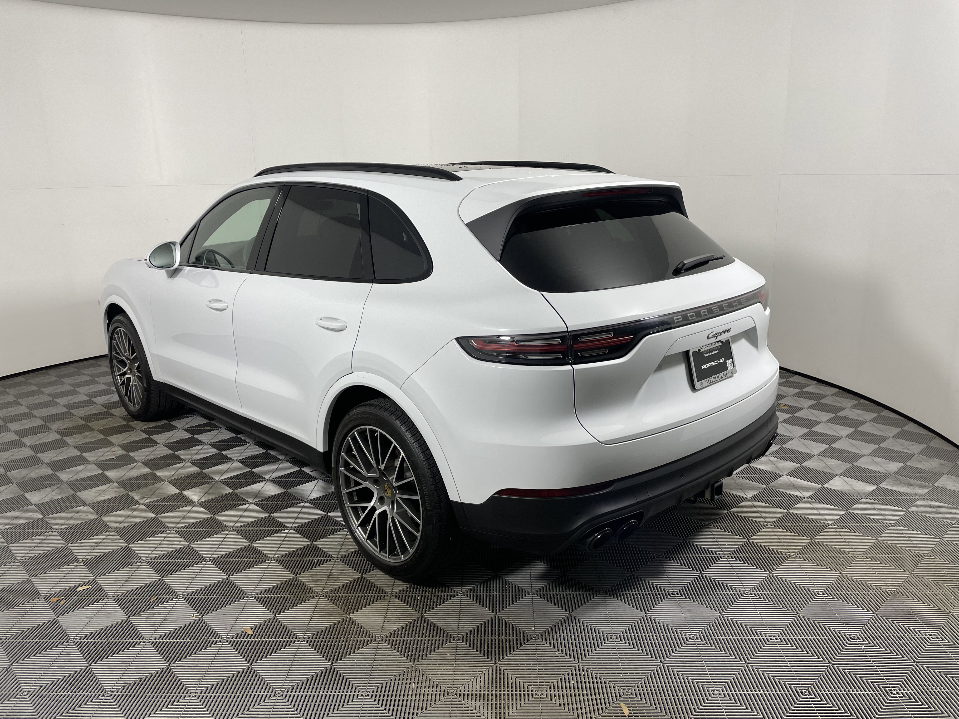 Certified 2023 Porsche Cayenne Platinum Edition image 3