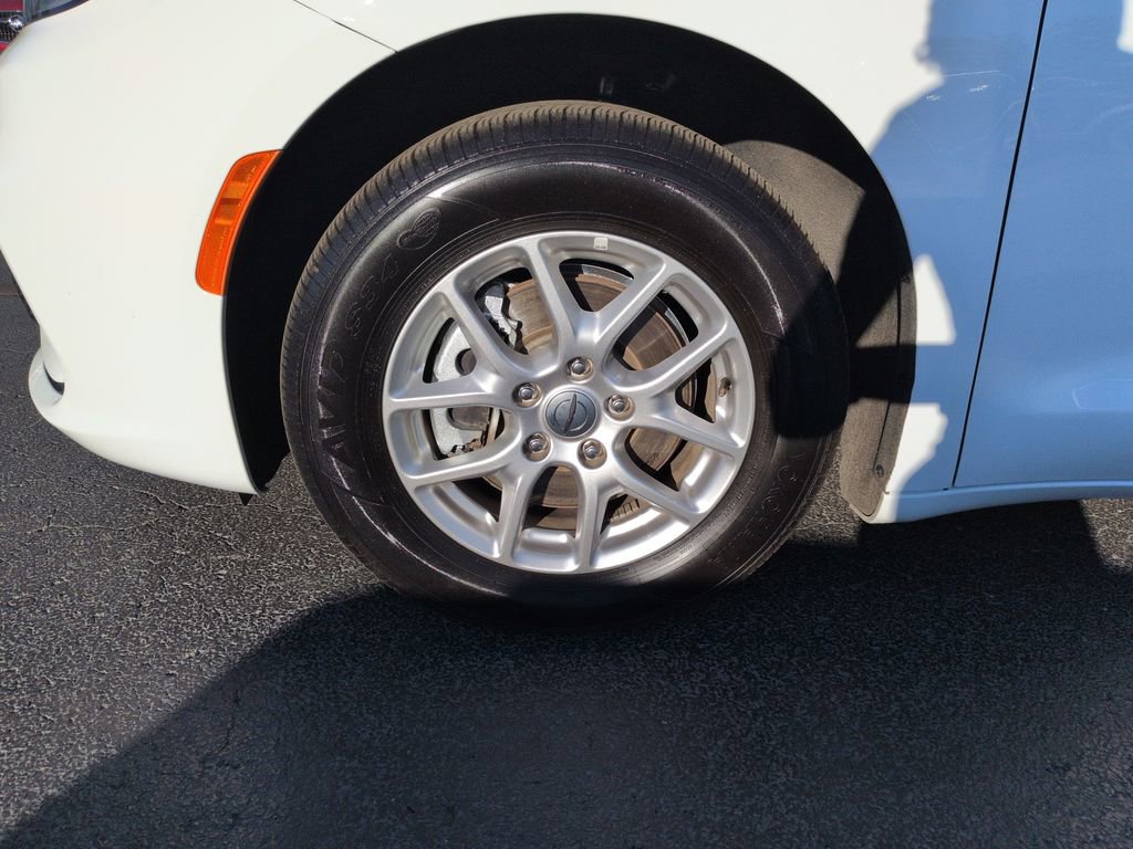 Used 2025 Chrysler Pacifica Select FWD image 27