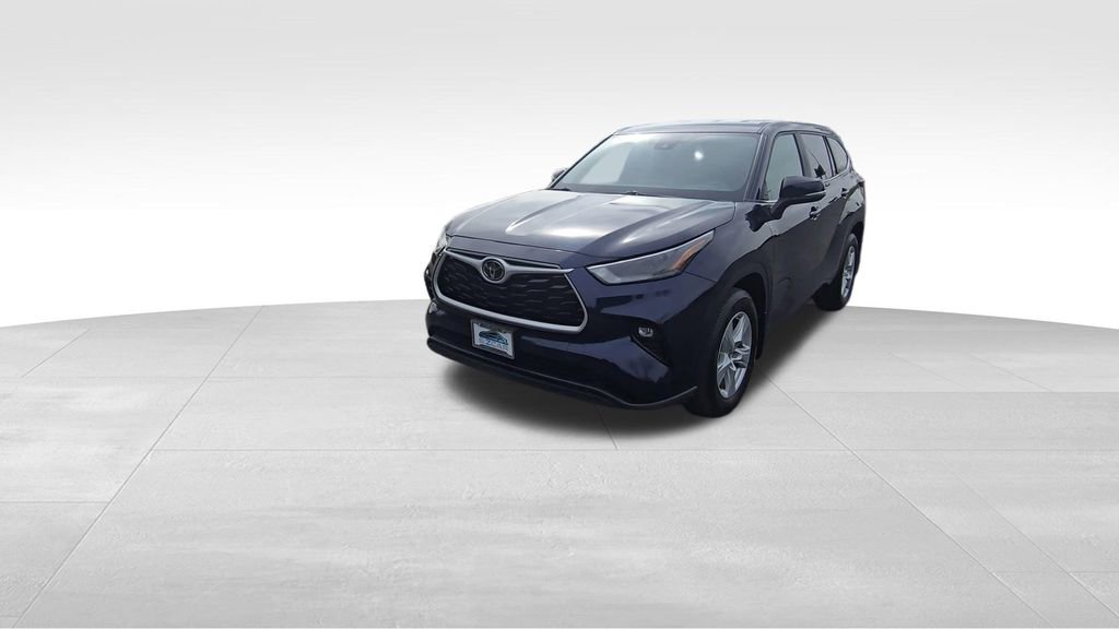 Used 2024 Toyota Highlander LE image 3