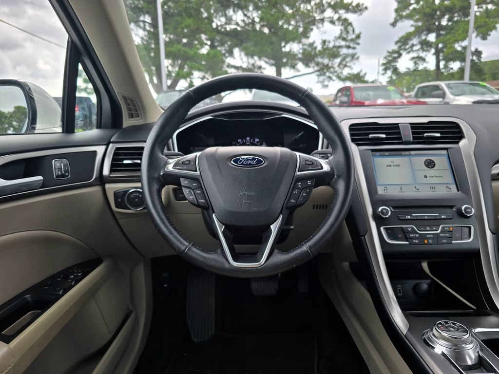 Used 2017 Ford Fusion SE w/ Fusion SE Technology Package FWD image 14