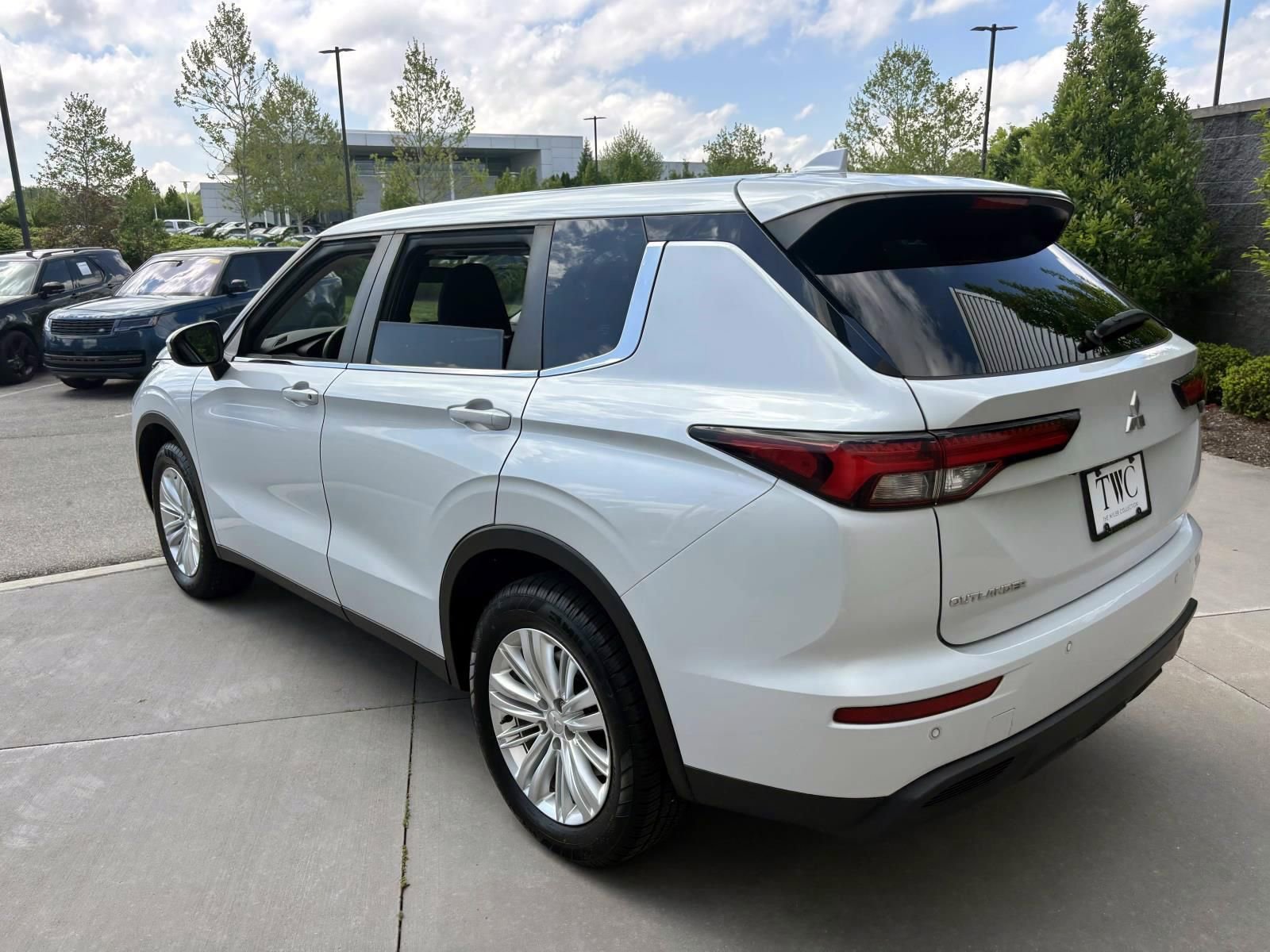 Used 2023 Mitsubishi Outlander ES AWD/4WD image 7