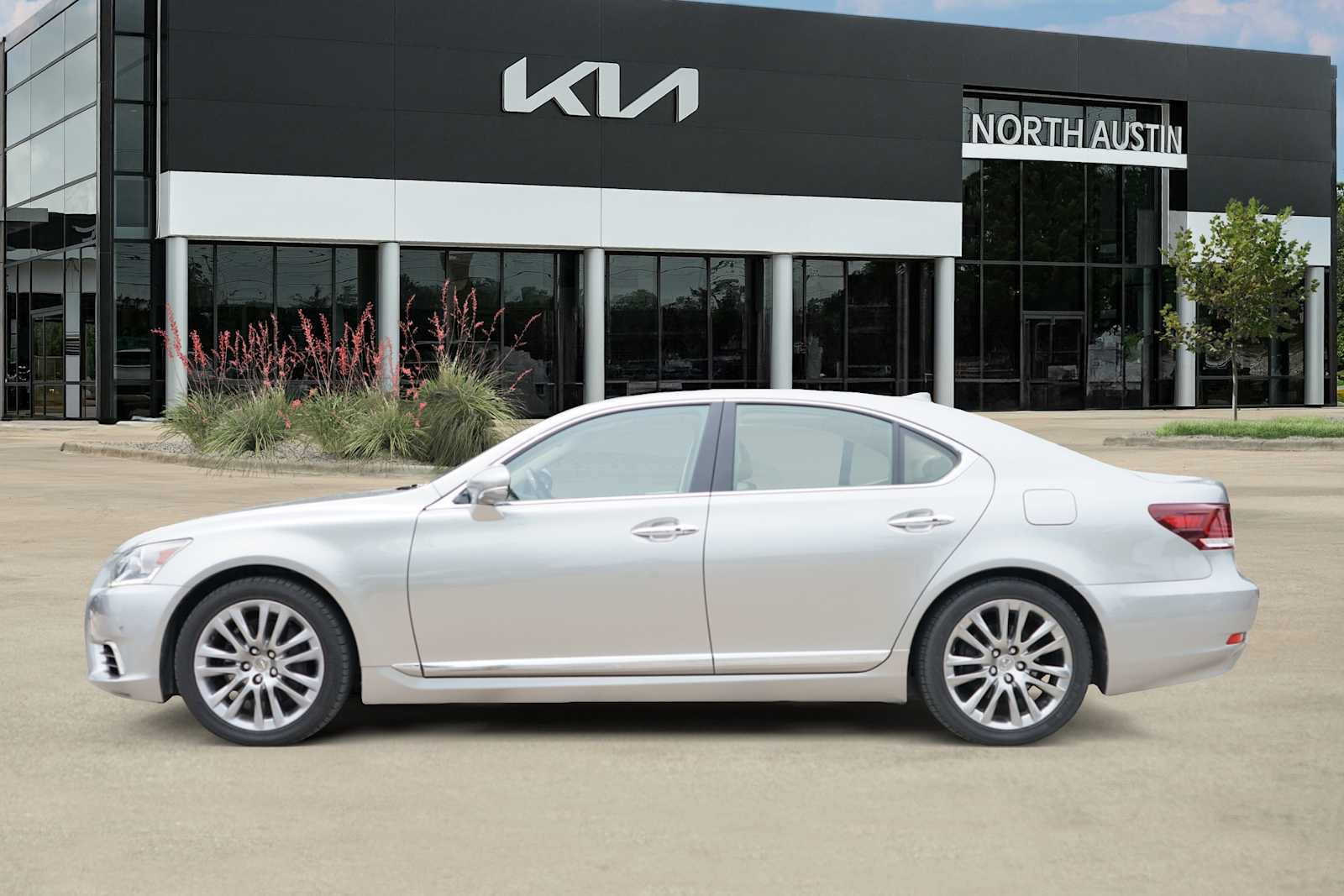 Used 2017 Lexus LS 460 w/ Comfort Package RWD image 3