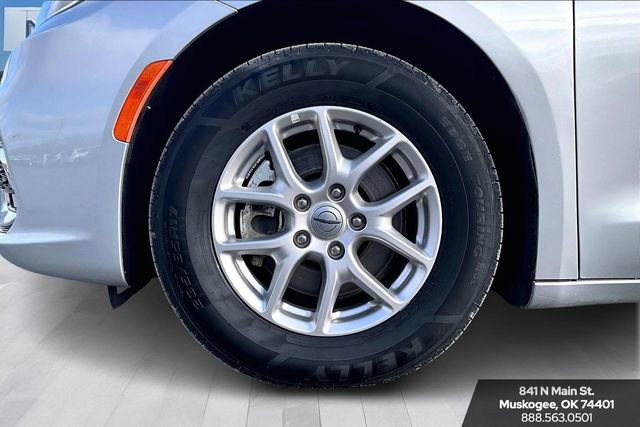 Used 2024 Chrysler Pacifica Touring-L image 30