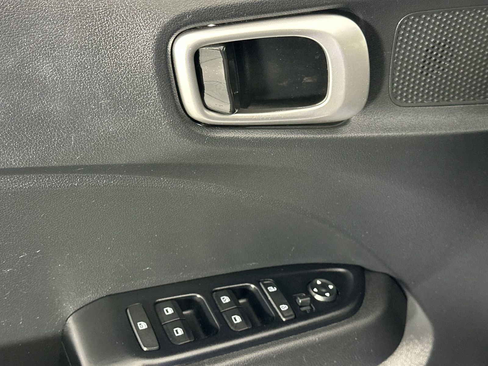 Used 2022 Hyundai Venue SEL FWD image 13