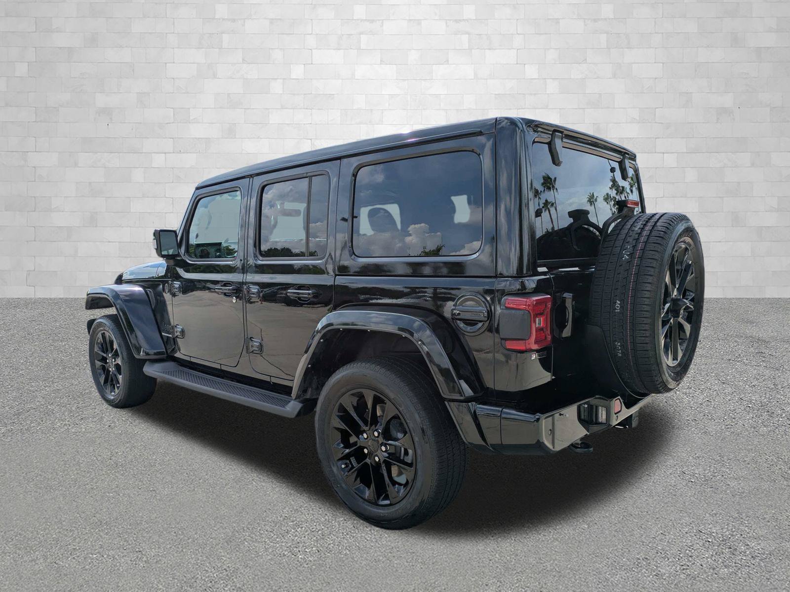 Used 2023 Jeep Wrangler Unlimited Sahara AWD/4WD image 4