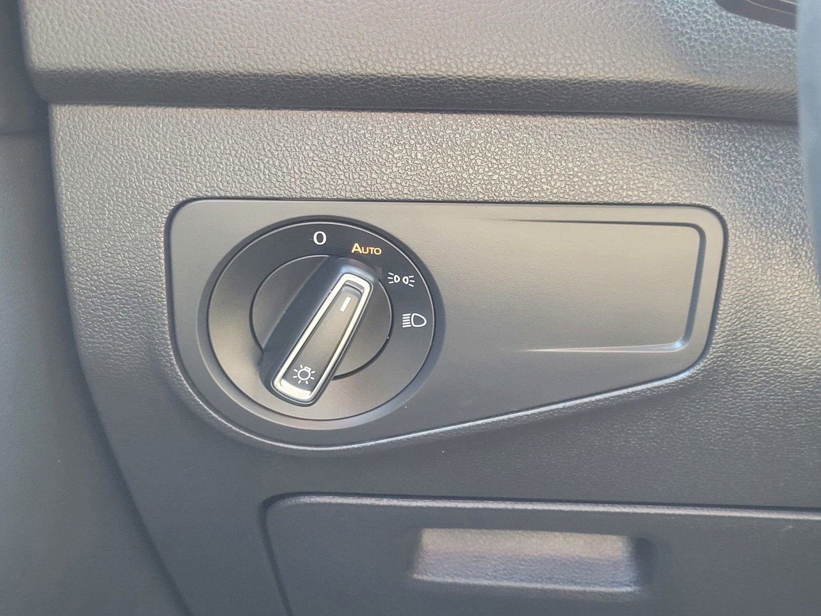 Used 2024 Volkswagen Tiguan SE image 18