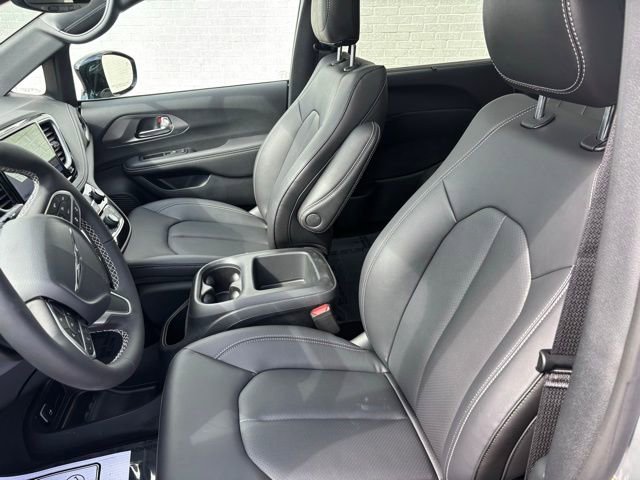 New 2026 Chrysler Pacifica Select image 11