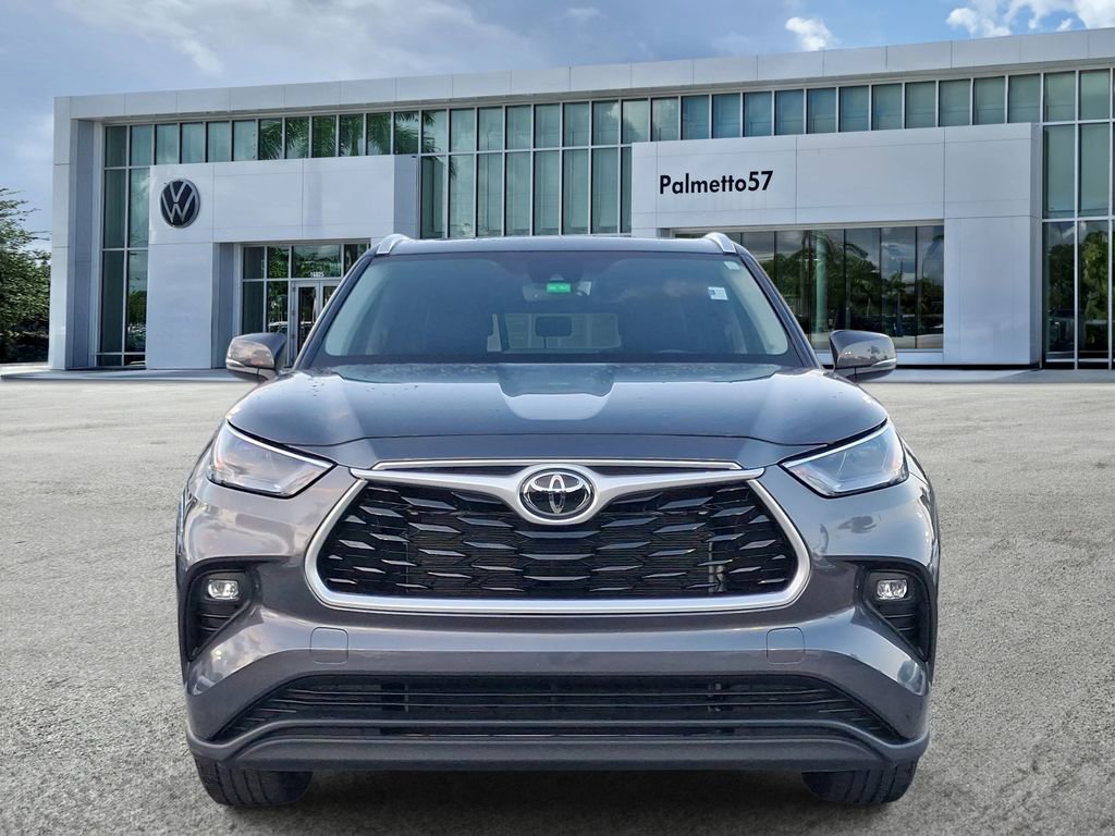 Used 2023 Toyota Highlander XLE FWD image 2