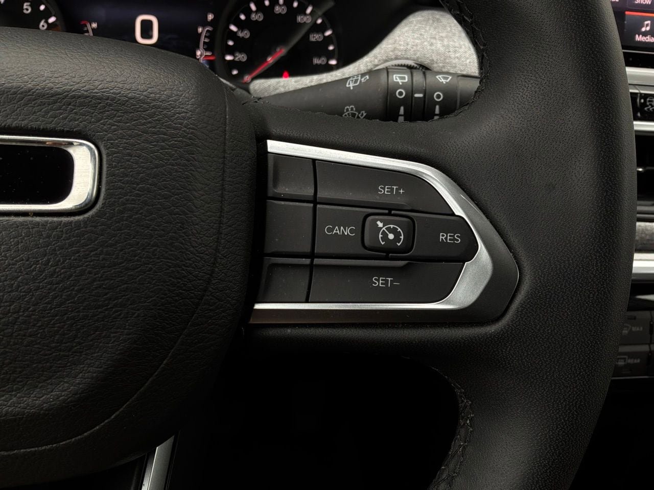 Used 2025 Jeep Compass Latitude AWD/4WD image 35