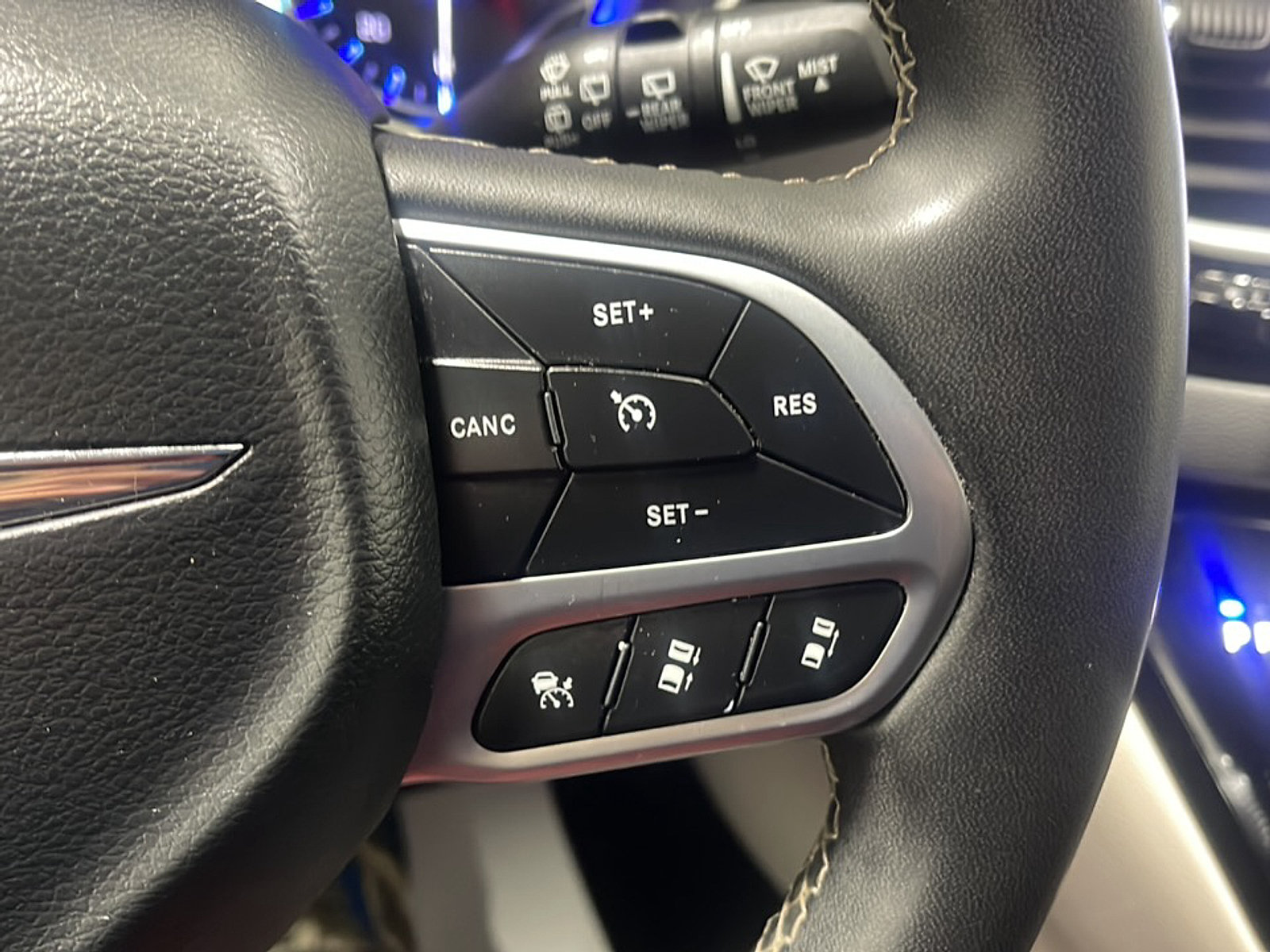 Used 2024 Chrysler Pacifica Touring-L FWD image 7