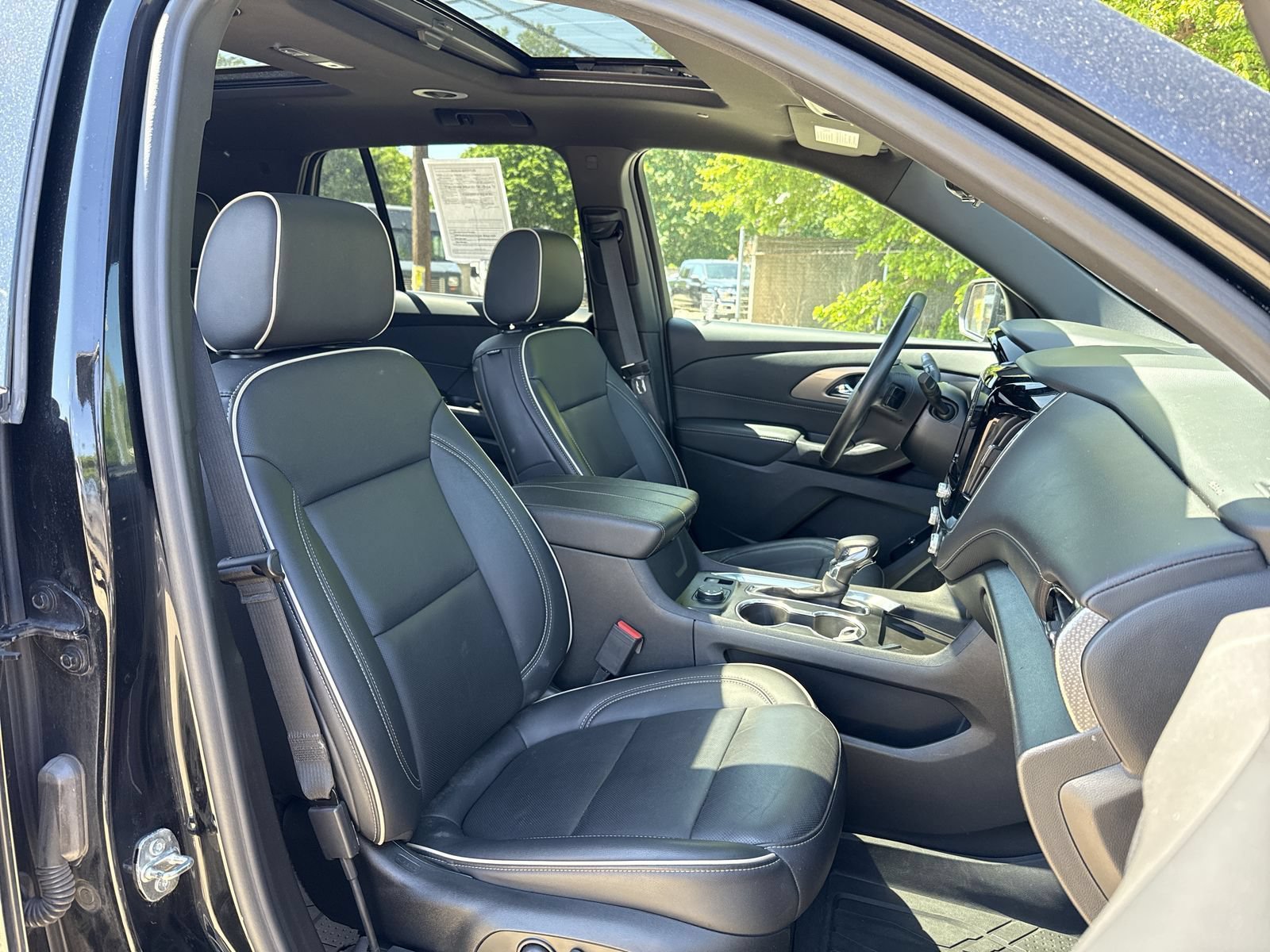 Used 2022 Chevrolet Traverse Premier w/ Redline Edition AWD/4WD image 31