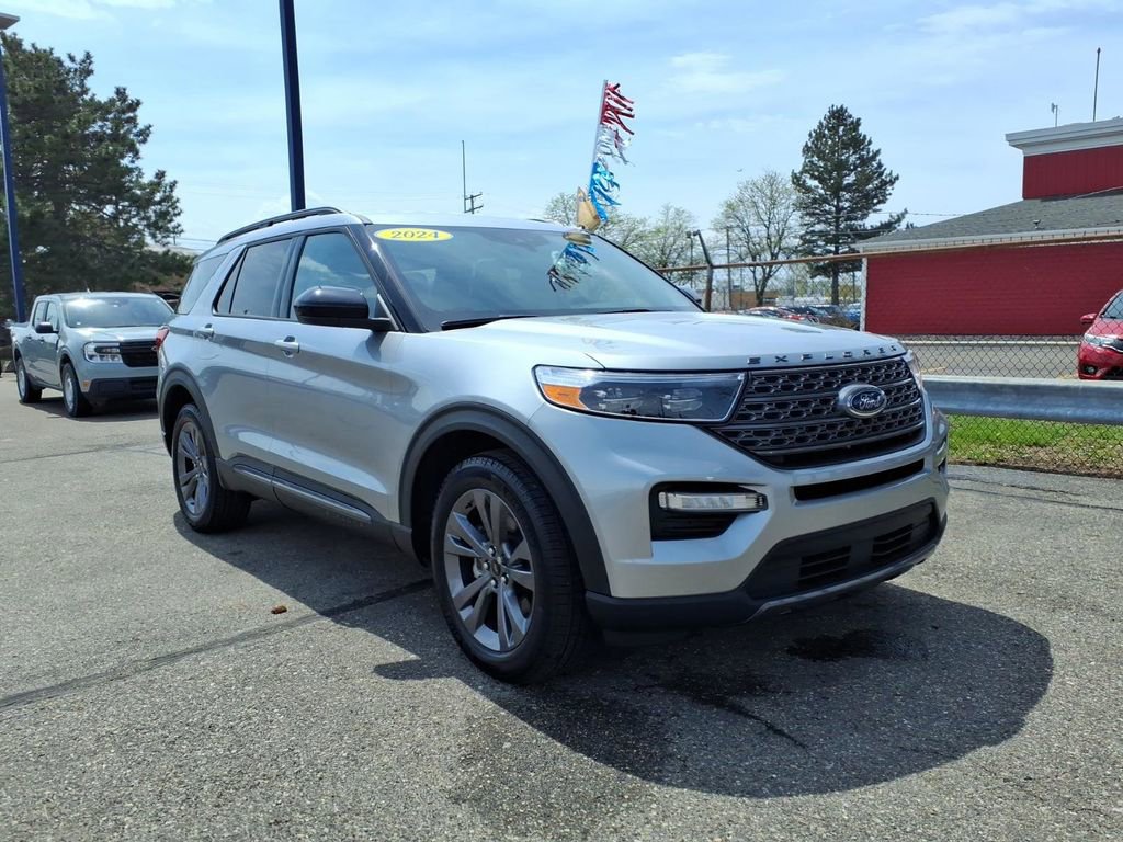 Used 2024 Ford Explorer XLT w/ Equipment Group 202A AWD/4WD image 3