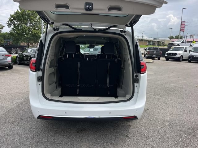 Used 2023 Chrysler Pacifica Touring-L FWD image 12
