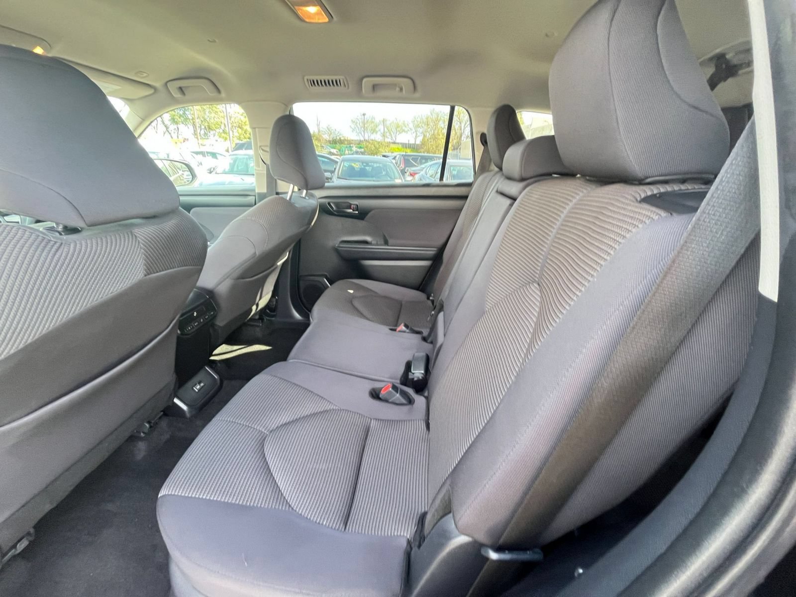 Used 2025 Toyota Highlander LE FWD image 28