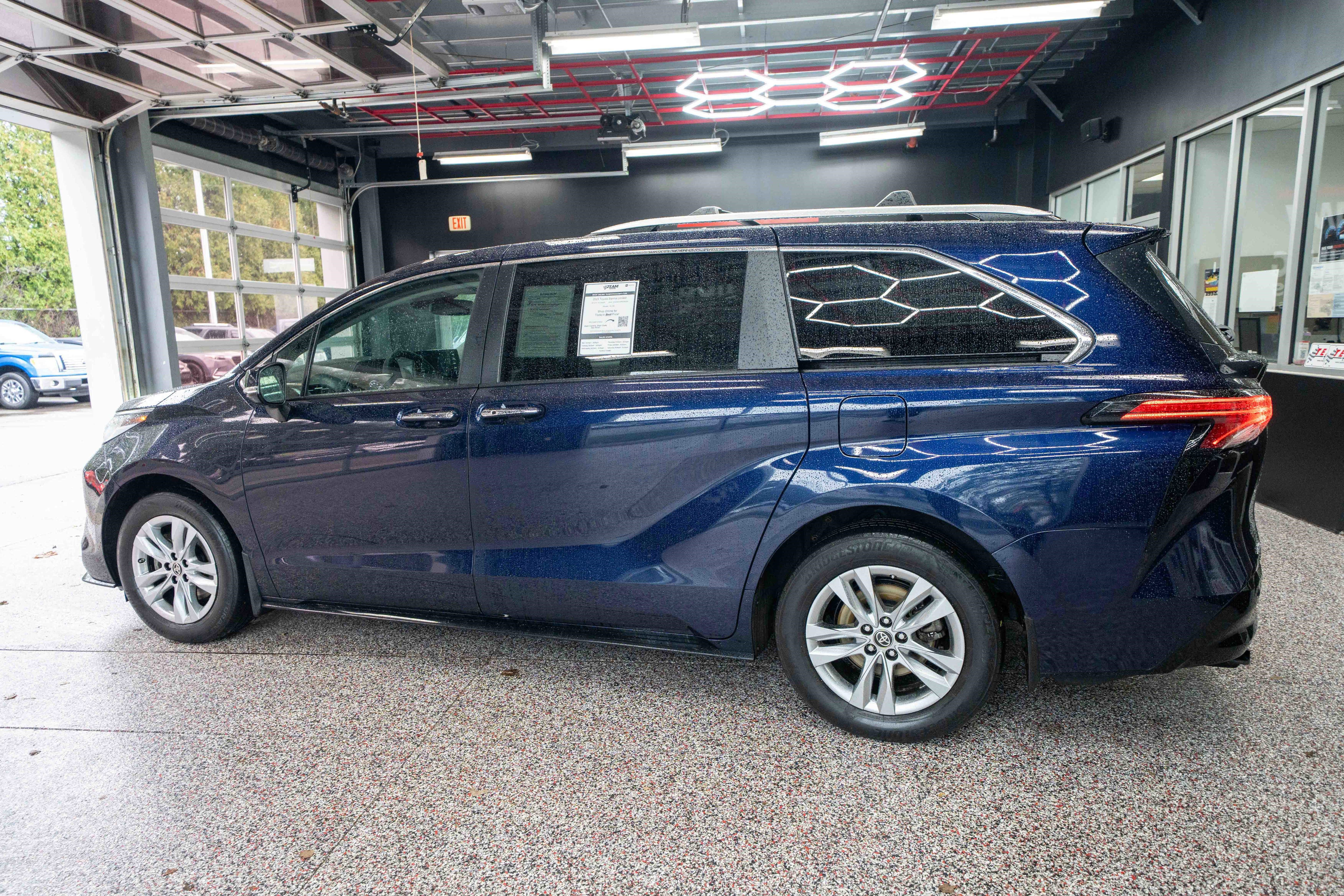 Used 2023 Toyota Sienna Limited image 2