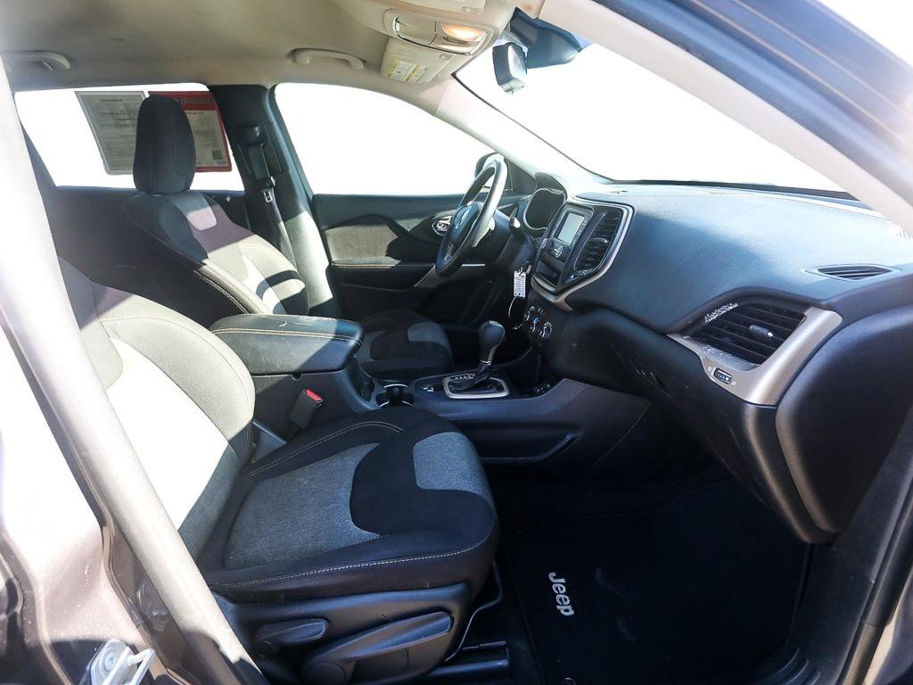 Used 2017 Jeep Cherokee Sport image 19
