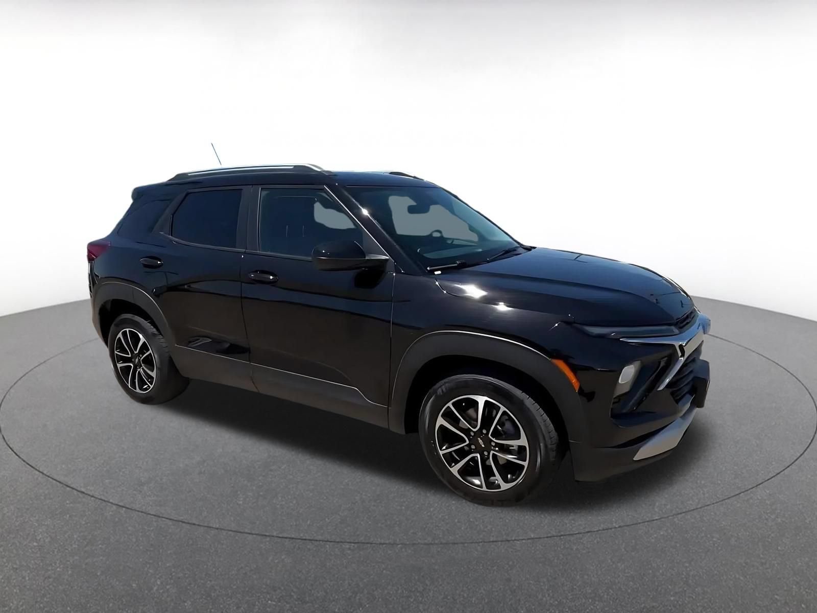 Used 2025 Chevrolet TrailBlazer LT FWD image 2