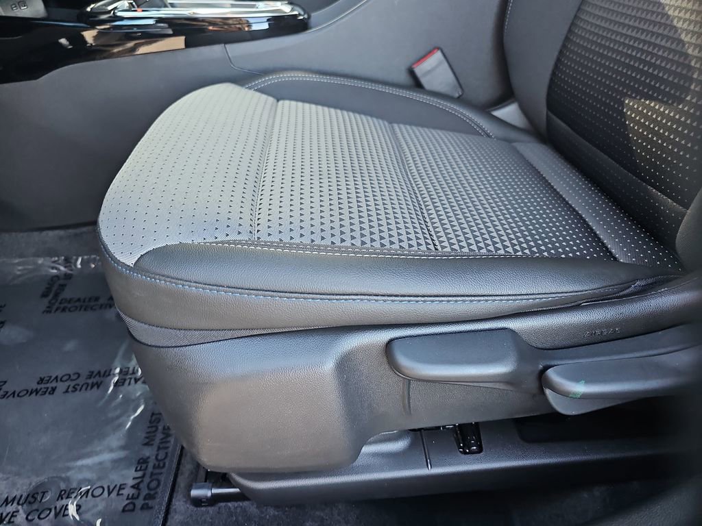 Used 2025 Chevrolet Trax LT w/ LT Convenience Package image 17