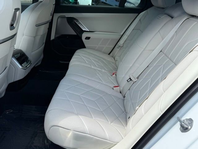 Certified 2024 BMW i7 xDrive60 image 31