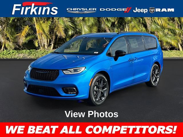 New 2026 Chrysler Pacifica Limited w/ S Appearance Package