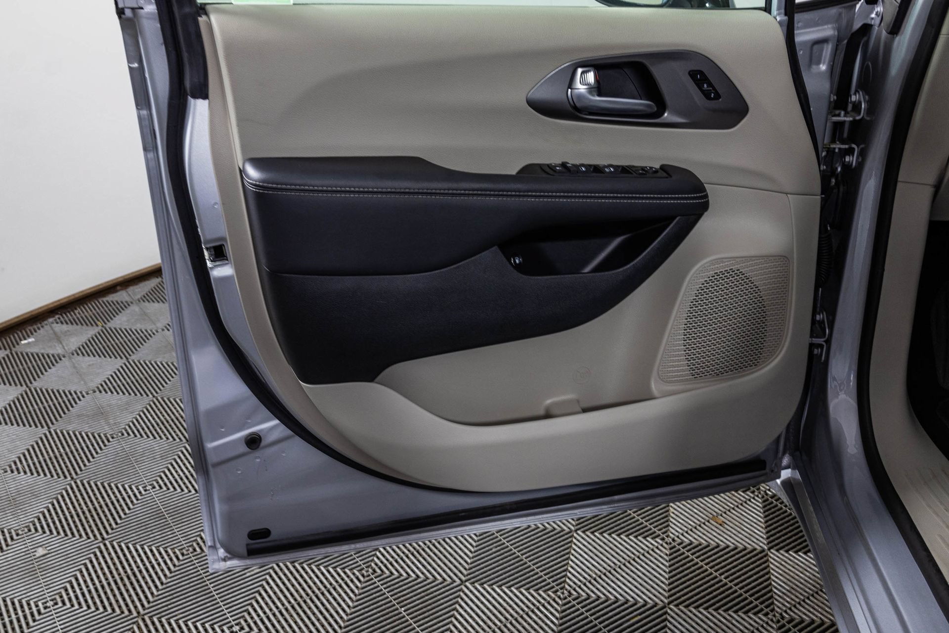 Used 2024 Chrysler Pacifica Limited FWD image 36
