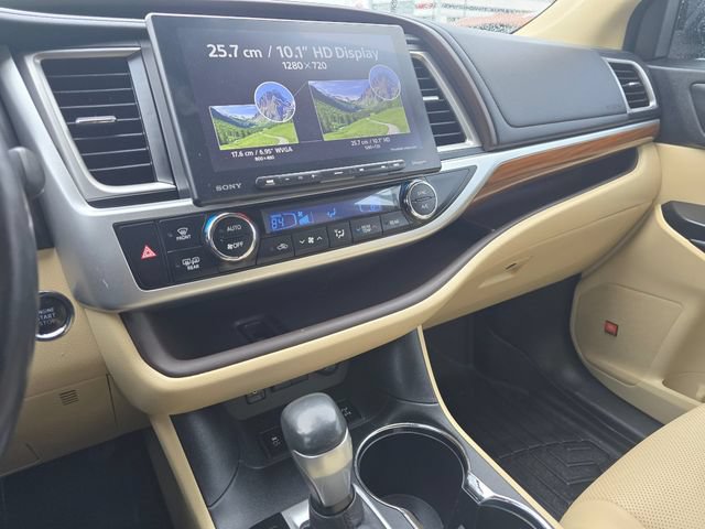 Used 2017 Toyota Highlander Limited Platinum AWD/4WD image 33