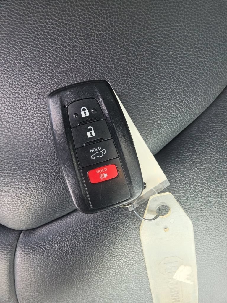 Used 2021 Toyota Highlander XLE AWD/4WD image 37