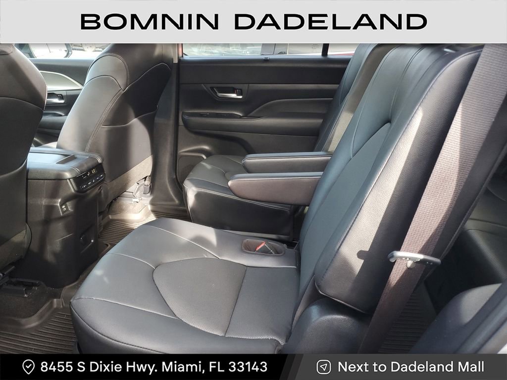 Used 2025 Toyota Grand Highlander AWD image 11
