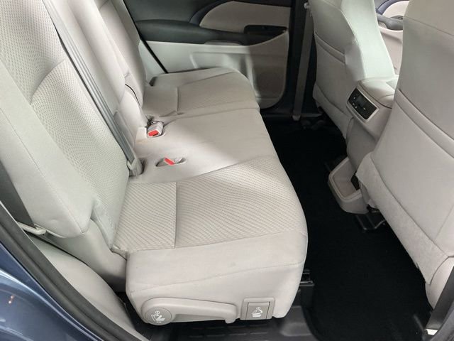 Used 2016 Toyota Highlander LE AWD/4WD image 12